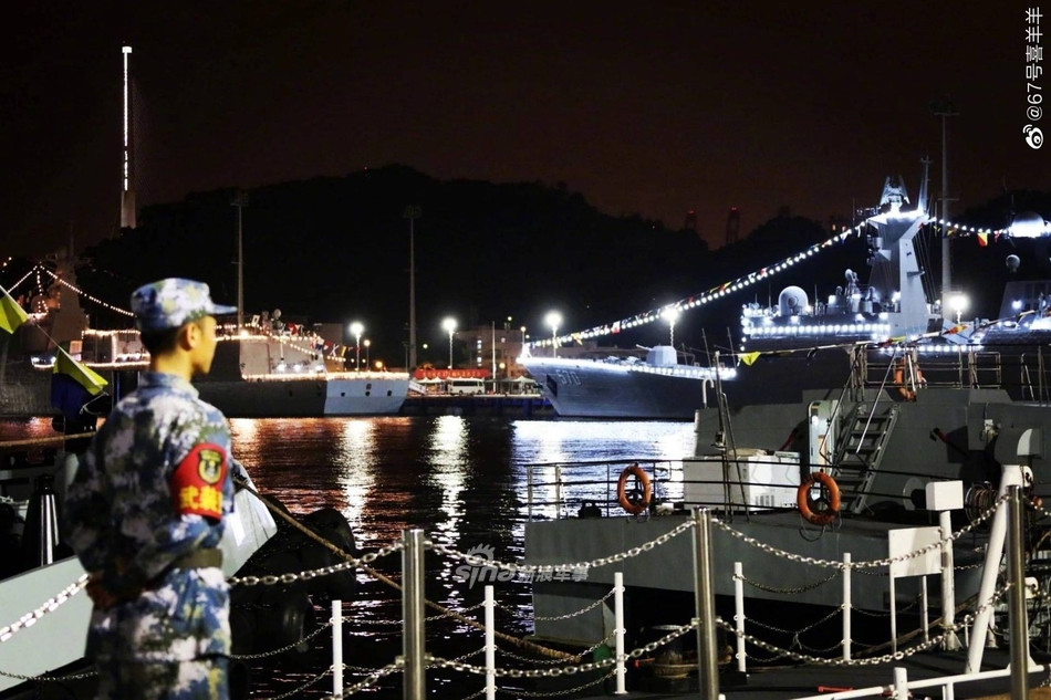 Ngoài ra hoả lực của tàu còn bao gồm 4 ống phóng tên lửa C-803 chống hạm, 1 pháo 76mm đa chức năng vừa bắn thẳng, vừa bắn được phòng không cùng với 2 khẩu pháo cao tốc Type 730 7 nòng 30mm. Nguồn ảnh: Sina.