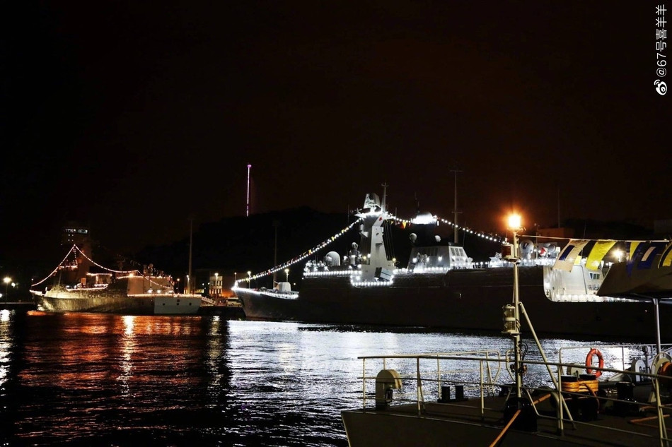 Hiện tại ở Hong Kong, Hải quân Trung Quốc đang neo đậu hai chiến hạm hiện đại của nước này, bao gồm một khu trục hạm Type 052C số hiệu 171 và một khu khinh hạm Type 054A số hiệu 570. Nguồn ảnh: Sina.