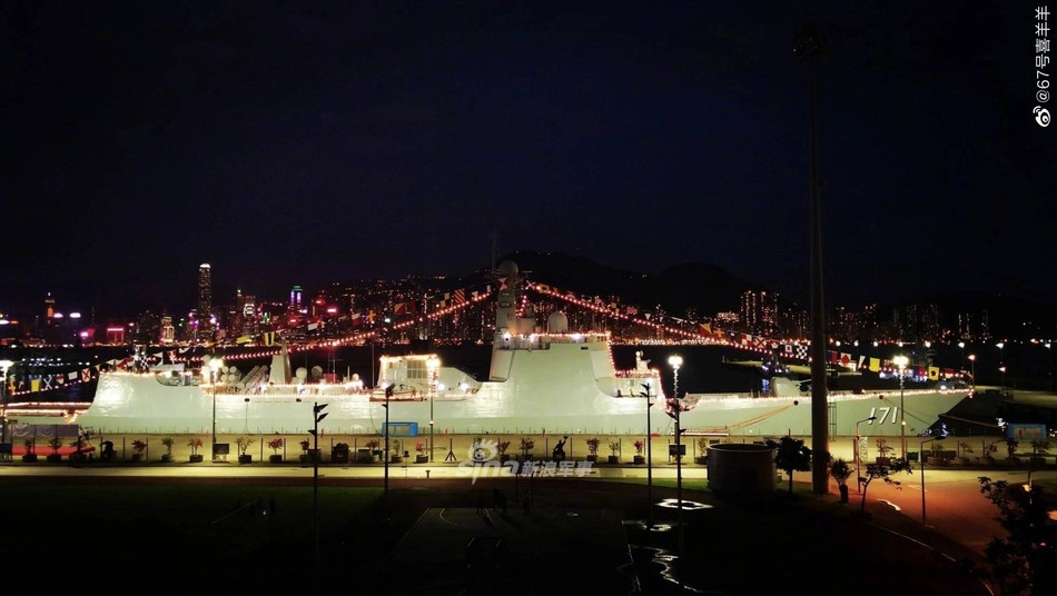 Chiếc còn lại là khu trục hạm Type 052C mang số hiệu 171 có tên Hải Khẩu. Khu trục hạm cỡ nhỏ này có độ giãn nước chỉ 6300 tấn, bắt đầu gia nhập biên chế Hải quân Trung Quốc từ năm 2005 và hiện cũng đang phục vụ trong Hạm đội Nam Hải, Trung Quốc. Nguồn ảnh: Sina.