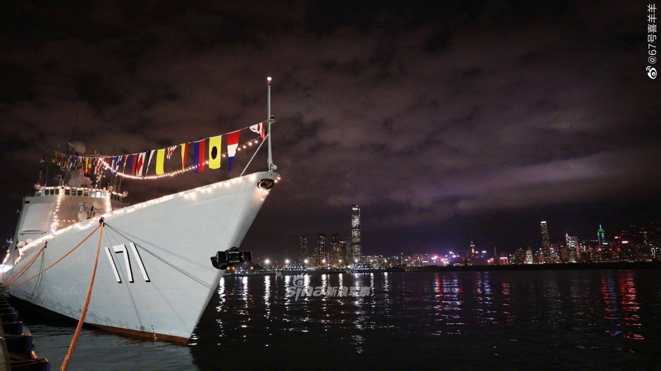 Đây cũng là một trong những tàu chiến có thành tích xuất ngoại đáng gờm nhất của Hải quân Trung Quốc. Trong năm 2008, tàu Hải Khẩu đã được điều tới tận vịnh Aden và là tàu chiến đầu tiên của Trung Quốc được điều tới vùng biển này trong vòng 600 năm trước đó. Nguồn ảnh: Sina.