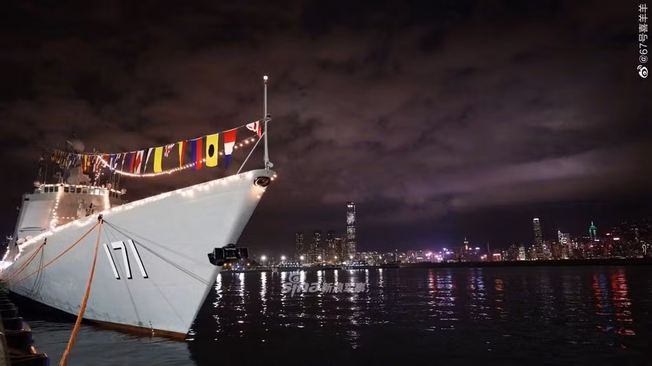 Đây cũng là một trong những tàu chiến có thành tích xuất ngoại đáng gờm nhất của Hải quân Trung Quốc. Trong năm 2008, tàu Hải Khẩu đã được điều tới tận vịnh Aden và là tàu chiến đầu tiên của Trung Quốc được điều tới vùng biển này trong vòng 600 năm trước đó. Nguồn ảnh: Sina.