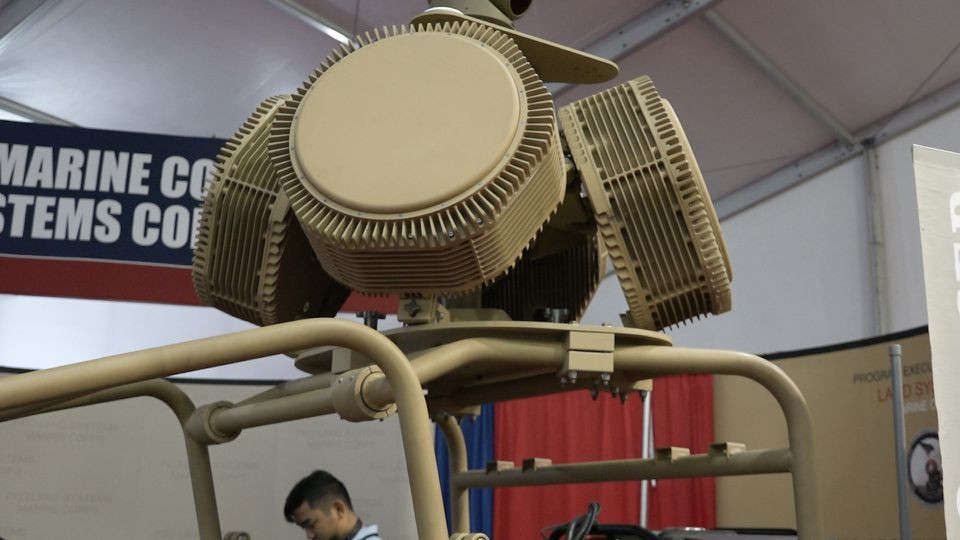 Ngoài ra, việc một tổ hợp máy bay không người lái không xác định tiếp cận vào tàu chiến của Hải quân Mỹ trong khu vực biển căng thẳng như ở Trung Đông hiện tại ở khoảng cách dưới 1000 mét rõ ràng là một hành động cực kỳ nguy hiểm, đủ căn cứ để phía Mỹ đáp trả mạnh tay. Nguồn ảnh: Military.