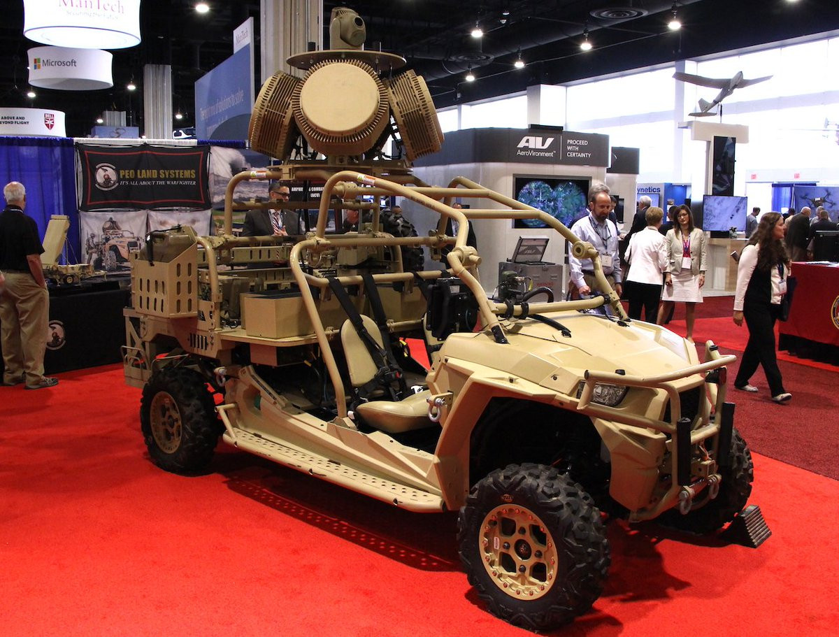 Là một trong những loại vũ khí được phát triển để phục vụ cho chiến tranh điện tử, LMADIS được thiết kế nhỏ gọn để đủ đặt lên trên phương tiện địa hình MRZR và mới chỉ được đưa vào thử nghiệm trên các tàu hải quân trong thời gian gần đây. Nguồn ảnh: Military.