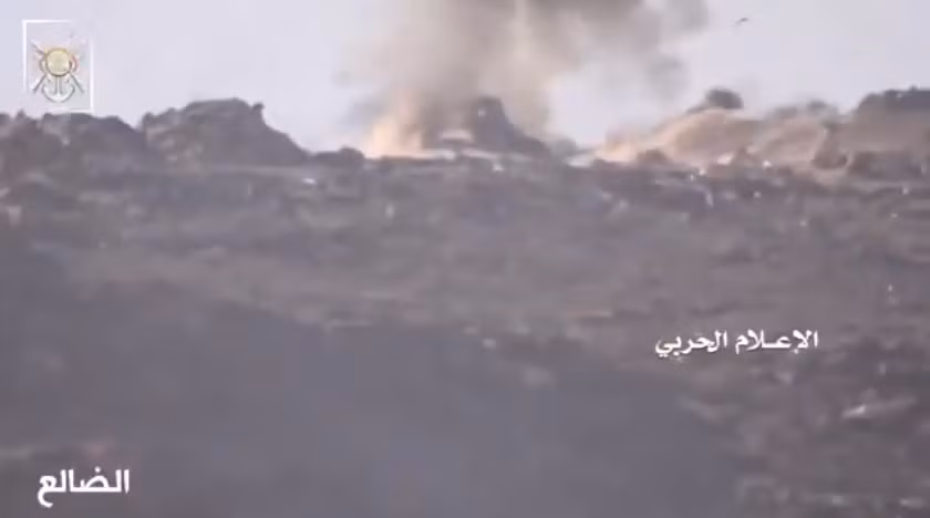 Quả tên lửa chống tăng được điều khiển đâm trúng vào nóc tháp pháo của chiếc xe tăng hạng trung T-34-85. Tuy nhiên sau vụ nổ, chiếc xe tăng gần như không bị hề hấn gì và không có dấu hiệu đã bị tiêu diệt. Nguồn ảnh: Tube.