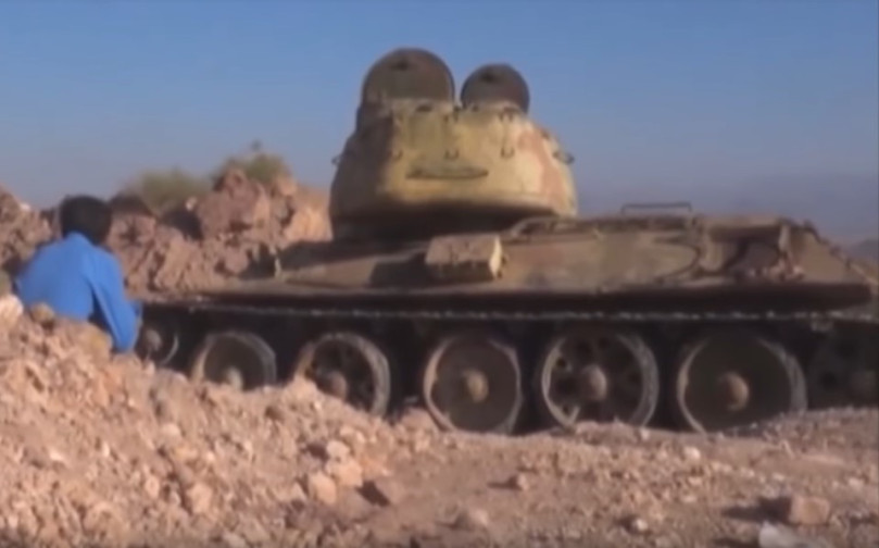 Trong các cuộc xung đột ở Trung Đông, khi mà các phe tham chiến đều có trang bị vũ khí khá tạp nham và không hề đồng nhất, việc một chiếc xe tăng cổ lỗ như T-34-85 xuất hiện hoàn toàn có thể thay đổi cục diện trên chiến trường nếu trong tay đối phương khi đó không có sẵn vũ khí chống tăng. Nguồn ảnh: Evgeny.