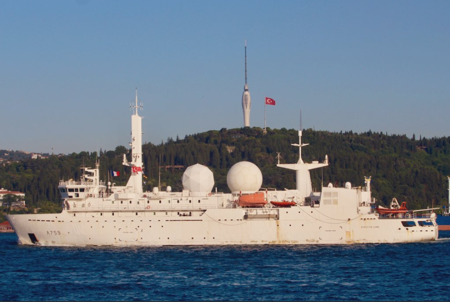 Đây không phải là lần đầu tiên tàu do thám Dupuy de Lome của Pháp tiến vào sát lãnh hải của Nga. Vừa cách đây ít tháng, tàu Dupuy de Lome cũng đã có hành trình tương tự để do thám vùng biển Syria. Nguồn ảnh: Twitter.