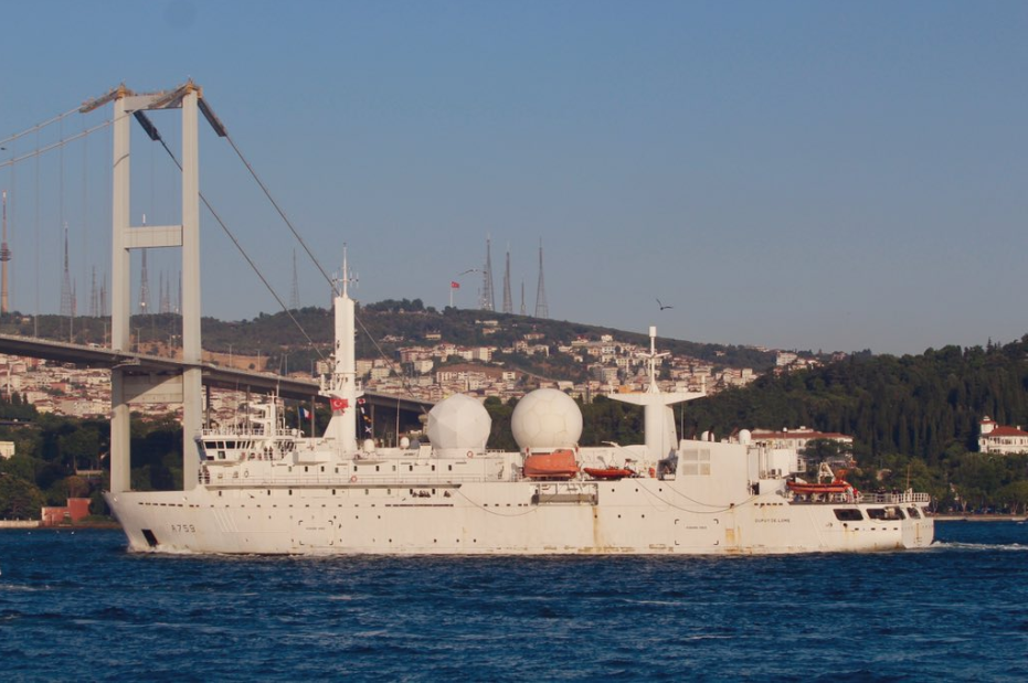 Với hai radar định vị được bọc trong hai "quả bóng" rất dễ nhận ra trên nóc tàu Dupuy de Lome, tàu do thám của Pháp này có khả năng "đánh chặn" rất nhiều loại tín hiệu vô tuyến trong khu vực mà nó đi qua. Nguồn ảnh: Twitter.