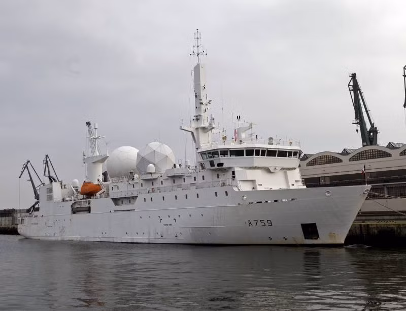 Theo các chuyên gia quân sự, tàu Dupuy de Lome có khả năng chặn và phân tích nhiều loại sóng radar mà nó bắt được trong tầm phát, thậm chí các loại sóng thông tin liên lạc như sóng điện thoại vệ tinh cũng có thể bị nghe lén bởi tàu Dupuy de Lome. Nguồn ảnh: Twitter.