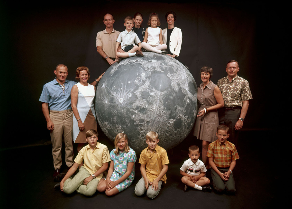 Gia đình của ba phi hành gia tham gia vào sứ mệnh Apollo 11 chụp ảnh lưu niệm tại Trung tâm Nghiên cứu Vũ trụ NASA. Nguồn ảnh: Theatlantic.