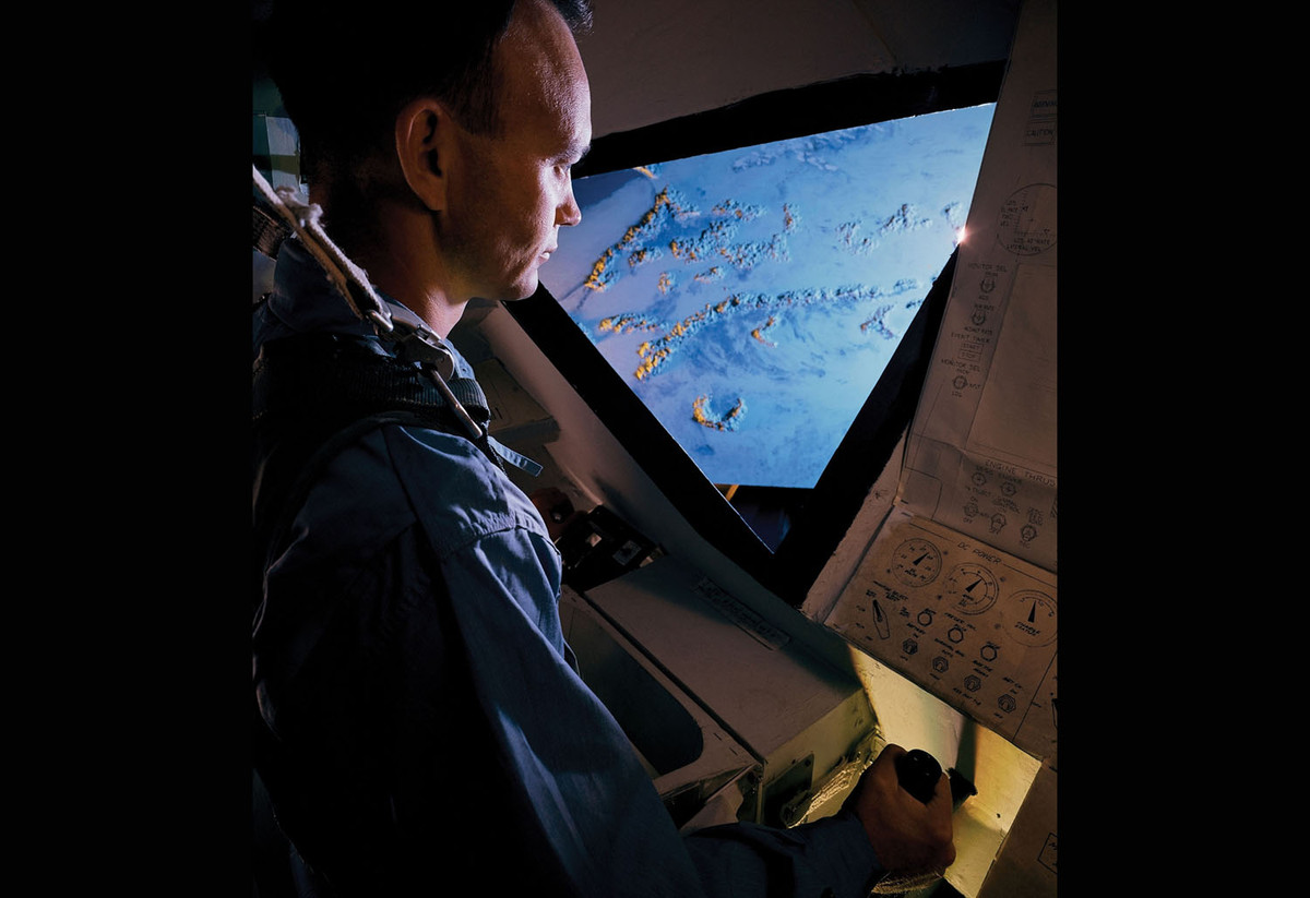 Một loạt các thiết bị mô phỏng với từng chức năng được dựng lên để tái lập các tình huống khẩn cấp các phi hành gia có thể gặp phải trong không gian. Nguồn ảnh: Theatlantic.