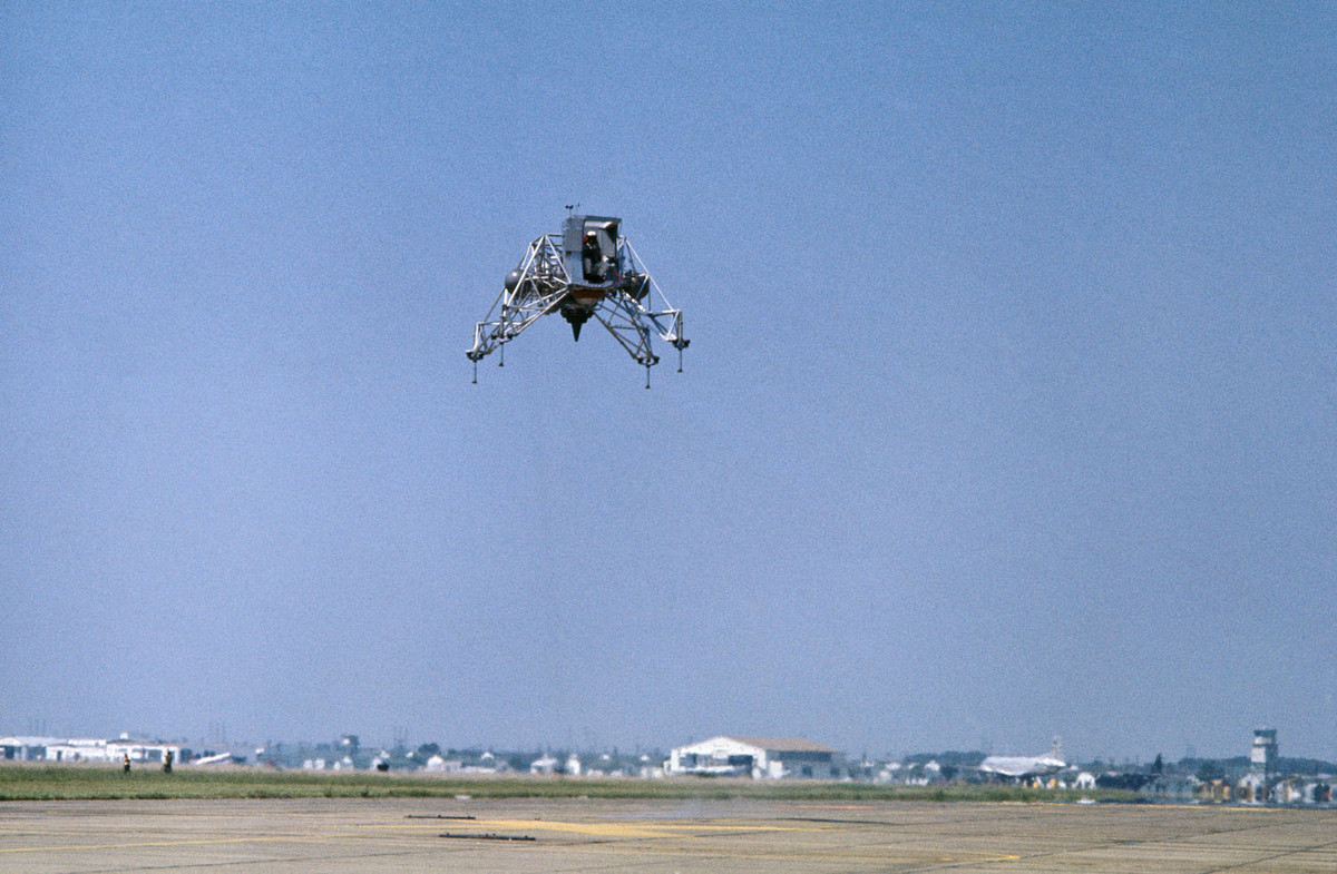 Chỉ huy của nhiệm vụ Apollo 11 phi hành gia Neil Armstrong thực hiện hạ cánh thử nghiệm khoang đổ bộ tại sân bay Ellington của Không quân Mỹ. Nguồn ảnh: Theatlantic.