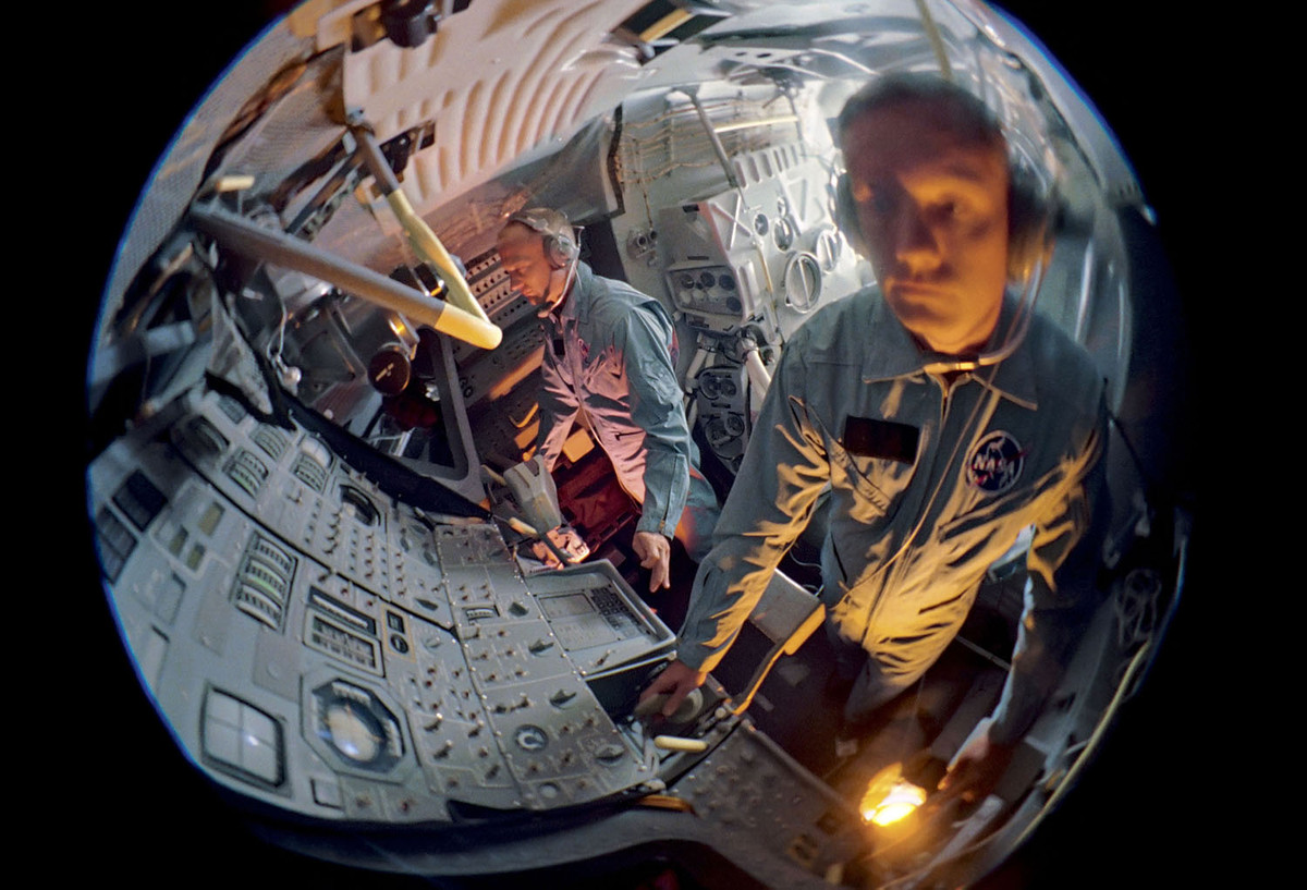 Để tiết kiệm diện tích, khoang đổ bộ được thiết kế buộc các phi hành gia phải đứng để điều khiển chứ không thể ngồi thoải mái được. Nguồn ảnh: Theatlantic.