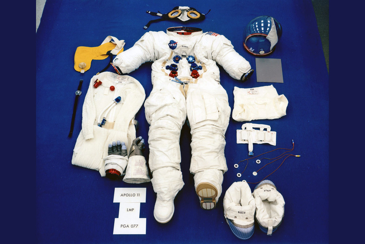 Bộ đồ trị giá hàng trăm nghìn USD của một nhà du hành vũ trụ trong chuyến thám hiểm lên Mặt Trăng. Nguồn ảnh: Theatlantic.