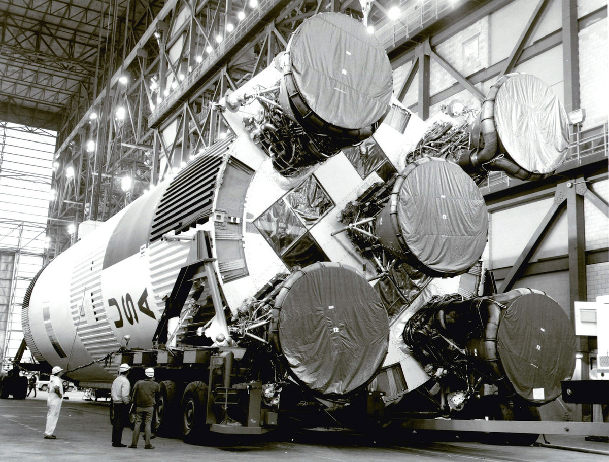 Động cơ đấy S-1C của tên lửa đẩy Saturn V - loại tên lửa đẩy mạnh nhất thời điểm bấy giờ được sử dụng để đưa khoang điều khiển và khoang đổ bộ ra ngoài quỹ đạo Trái Đất. Nguồn ảnh: Theatlantic.