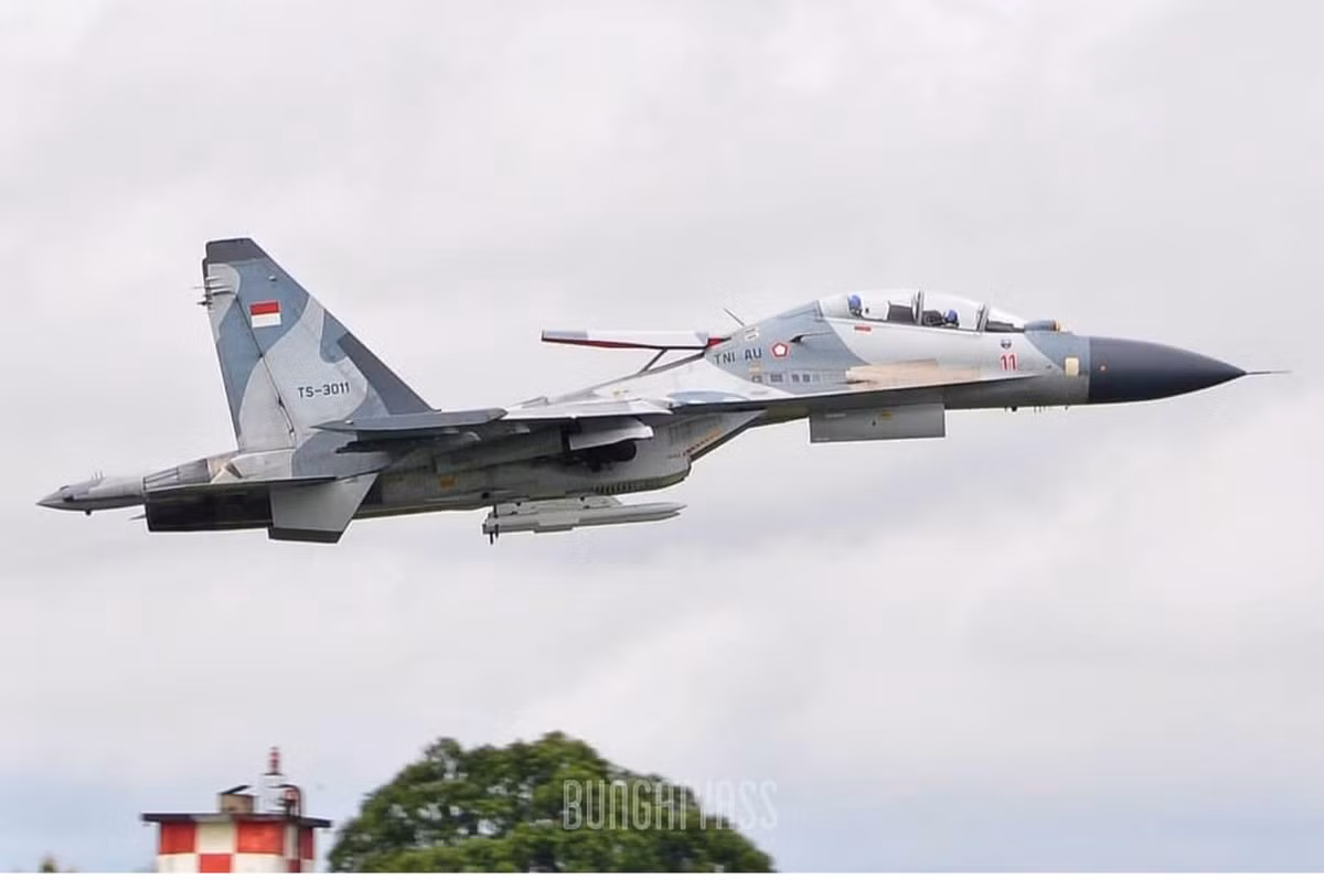 Su-30MK2 là phiên bản nâng cấp, cải tiến sâu của tiêm kích Su-30 với hai động cơ AL-31F cùng khả năng chiến đấu không đối không và không đối đất được đánh giá là cực kỳ tốt trong mọi điều kiện thời tiết. Nguồn ảnh: Jetphoto.