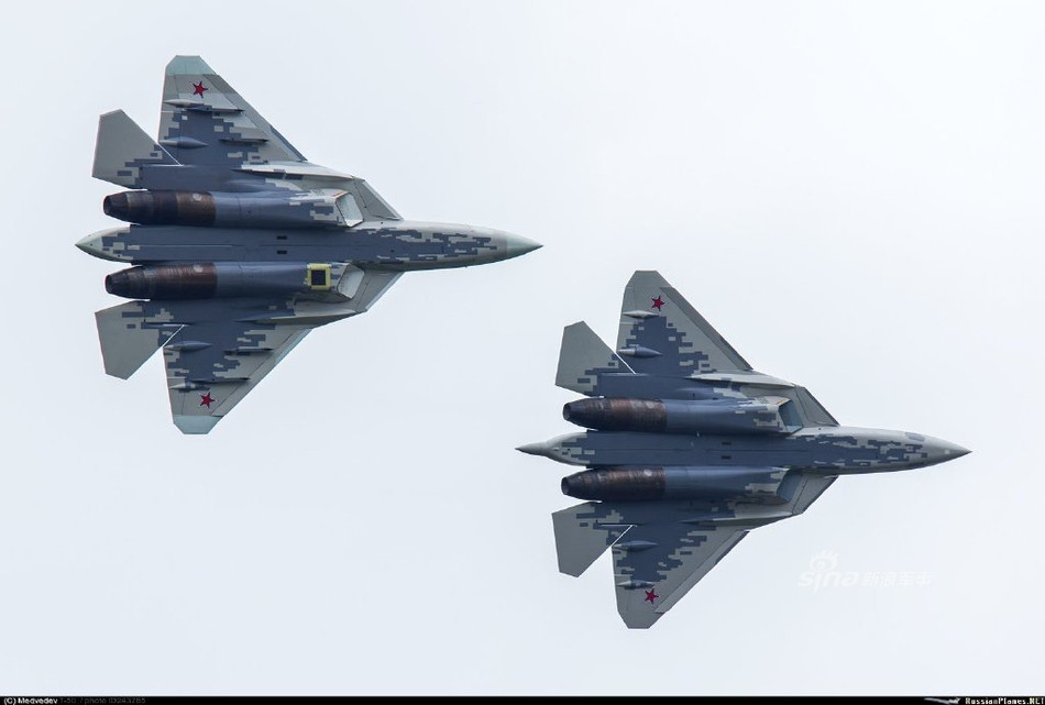 Chưa kể tới việc, toàn bộ cơ cấu động cơ của Su-57 được đặt ở phía dưới máy bay và tạo ra những đường vân gồ ghề cực kỳ dễ bị radar của đối phương phát hiện. Đây là kiểu thiết kế trái ngược hoàn toàn với các chiến đấu cơ thế hệ năm như F-22 và F-35 hiện nay. Nguồn ảnh: Sina.