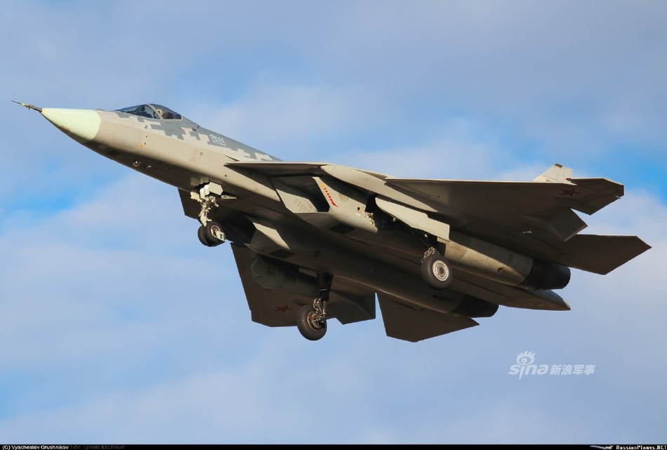 Những đặc điểm trong ngoại hình thiết kế dù khiến Su-57 có hiệu suất bay tốt hơn các loại chiến đấu cơ thế hệ năm của đối phương nhưng bù lại, lại khiến nó dễ bị phát hiện hơn từ màn hình radar của đối phương. Nguồn ảnh: Sina.