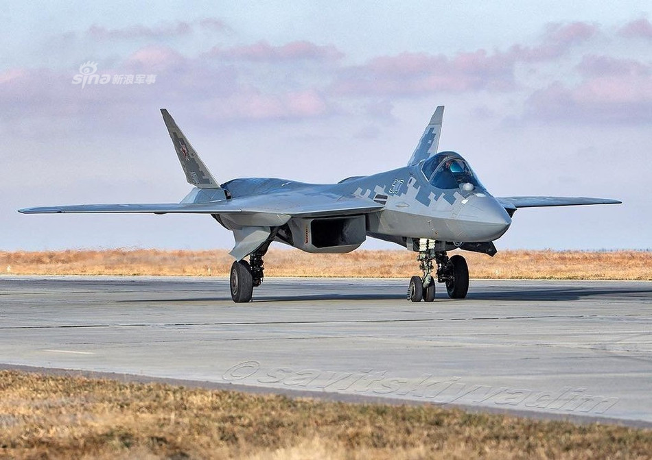 Cụ thể, trong trường hợp lớp vỏ của Su-57 được thiết kế để hấp thụ và chống phản xạ sóng radar tốt như các tiêm kích thế hệ năm của Mỹ thì hệ thống động cơ, họng hút gió và cửa xả gió của chiếc chiến đấu cơ này dường như lại là bộ phận "kém tàng hình" nhất trên chiếc Su-57. Nguồn ảnh: Sina.