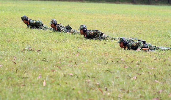 Hăng say luyện tập trên thao trường.