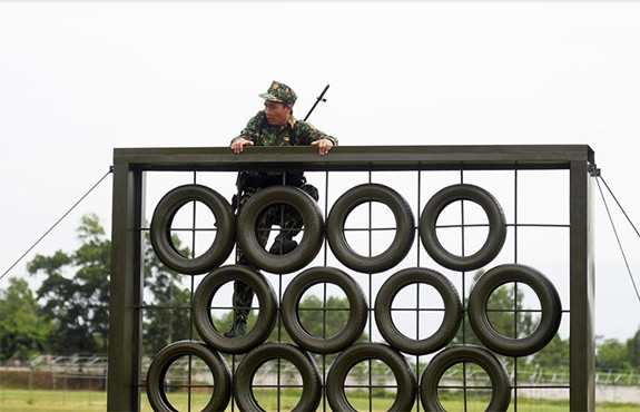 Quãng đường cơ động 1km trên thao trường, vượt qua các vật cản trong thời gian đòi hỏi ngắn nhất và thực hiện điều hoà hơi thở để bắn tốt nhất, là thách thức lớn với tất cả các xạ thủ tham gia thi đấu.