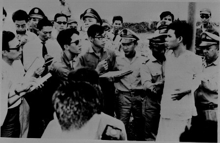 Trước khi bị xử tử, anh đã hô lớn: "Hãy nhớ lấy lời của tôi! Đả đảo đế quốc Mỹ! Đả đảo Nguyễn Khánh! Hồ Chí Minh muôn năm! Việt Nam muôn năm!". Đồng chí Nguyễn Văn Trỗi bị xử bắn lúc 09:45 ngày 15/10/1964. Nguồn ảnh: TL.