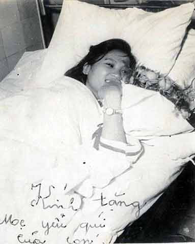 Sau hai năm trời tra tấn bà đến kiệt sức nhưng không moi được bất cứ thông tin gì, chúng vứt bà ra bãi rác nhà lao Vĩnh Diện. Bà đã thoát chế một cách thần kỳ, được đồng đội đưa về chăm sóc sau đó bí mật đưa bà sang Campuchia, làm hộ chiếu giả cho bà bay về Hà Nội. Năm 1978 bà kết hôn, tuy nhiên do di chứng nặng nề của hai năm bị tra tấn, bà đã không thể có con. Nguồn ảnh: TL.