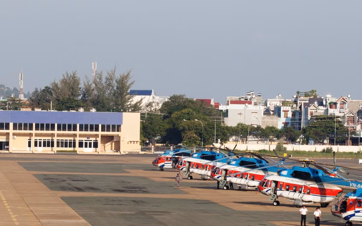 Một loạt các cải tiến đã được thực hiện nhằm tăng cải trọng của gầu múc nước trên trực thăng Mi-172 để trực thăng này có thể mang theo được gầu múc nước với trọng tải tối đa lên tới 4 tấn - tương đương 4 khối nước. Nguồn ảnh: VNHS.