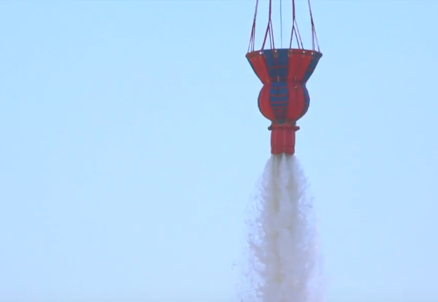 Xả đáy khi bay treo để lượng nước tập trung vào một điểm duy nhất với cường độ cao nhất có thể. Nguồn ảnh: VNHS.