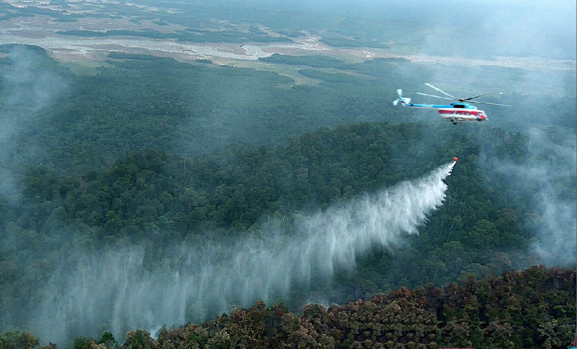 Dịp cao điểm vào mùa khô ở Indonesia, các máy bay trực thăng Mi-172 sẽ được sử dụng để thực hiện nhiệm vụ chữa cháy trong những khu rừng cọ ở Indonesia. Nguồn ảnh: VNHS.