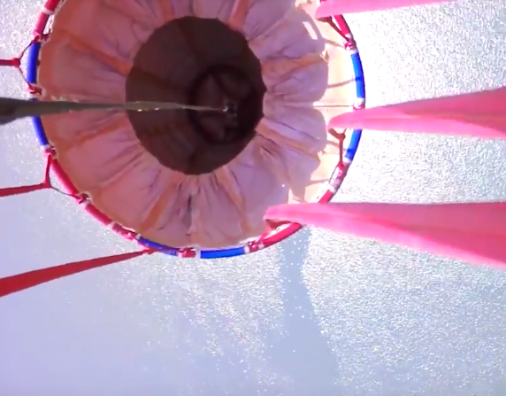 Bên trong gầu nước là van xả đáy cỡ lớn, giúp trực thăng có thể xả được toàn bộ bốn khối nước chỉ trong một thời gian ngắn, đảm bảo đủ áp lực và mật độ tập trung dập tắt mọi đám lửa. Nguồn ảnh: VNHS.