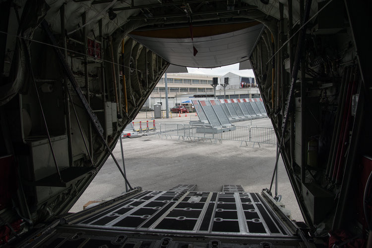 Cửa nâng phía sau của C-130 được thiết kế với tổng cộng bốn thanh đòn thuỷ lực đơn giản nhưng cực kỳ chắc chắn. Nguồn ảnh: BI.