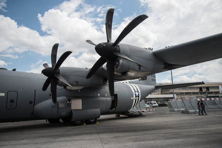 Tuy nhiên ngoại trừ bốn động cơ cánh quạt có vẻ khá "lỗi thời" thì toàn bộ nội thất cùng hệ thống điện, điện tử trên chiếc máy bay này đều đã được nâng cấp mới hoàn toàn. Nguồn ảnh: BI.