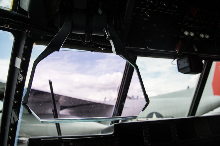 Kính lái với màn hình trong suốt hiển thị tham số bay được đặt ở khoang lái, cho phép phi công theo dõi được mọi tham số quan trọng nhất khi bay mà không cần rời mắt khỏi đường đi. Nguồn ảnh: BI.