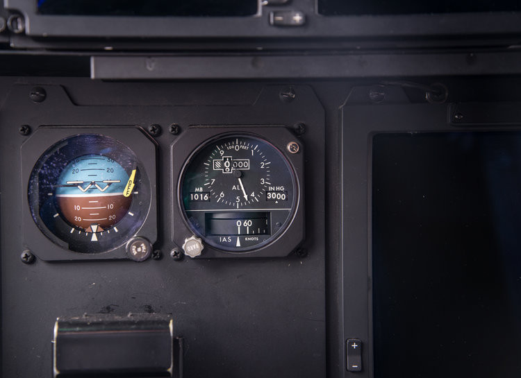 Các đồng hồ cơ học kiểu cũ vẫn được giữ lại trên những chiếc C-130 hiện đại, đề phòng trường hợp các màn hình hiển thị bị hư hỏng. Nguồn ảnh: BI.