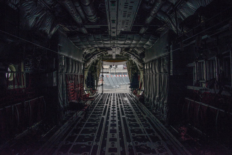 Khoang sau rộng rãi của C-130 giúp nó hoàn thành xuất sắc nhiệm vụ vận tải cơ kể từ khi ra đời cho tới nay. Nguồn ảnh: BI.