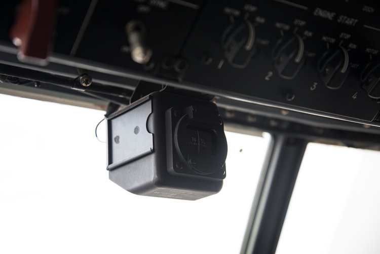 Hệ thống máy chiếu chiếu các thông tin kỹ thuật lên kính hiển thị được thiết kế kèm theo một la bàn cơ học. Nguồn ảnh: BI.