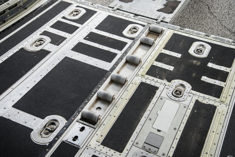 Toàn bộ sàn phía sau của các máy bay vận tải C-130 đều có thiết kế bánh lăn để tải hàng vào - ra đơn giản hơn, có thể chất hàng bằng cách đẩy bằng sức người. Nguồn ảnh: BI.