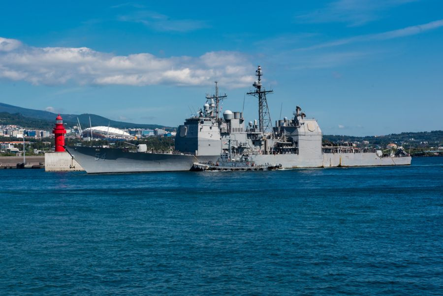 USS Antietam được hạ thủ năm 1986, bắt đầu phục vụ trong biên chế Hải quân Mỹ từ năm 1987 và hiện đang đóng tại cảng Yokosuka, Nhật Bản. Nguồn ảnh: USnaval.