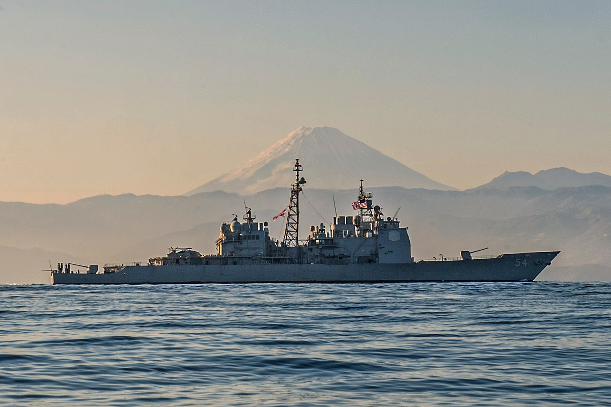 Đây cũng là chiếc tuần dương hạm thứ tám của Hải quân Mỹ được đóng theo lớp này. So với năm chiếc Ticonderoga ban đầu, từ chiếc thứ sáu trở đi các tuần dương hạm này đã có cải tiến với việc được trang bị hệ thống giếng phóng thẳng đứng loại Mark-41 thay cho Mark-26 như trước đó. Nguồn ảnh: USnaval.