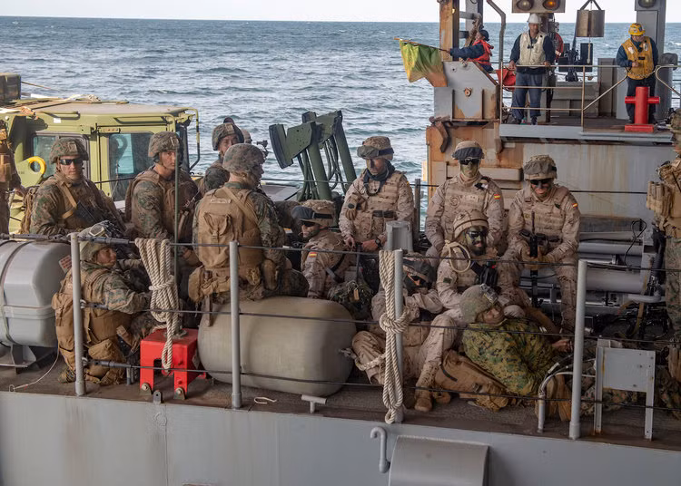 Giống với trong quá khứ, dù các loại phương tiện đổ bộ như tàu đệm khí đã được ra đời nhưng chủ yếu, một cuộc đổ bộ của Mỹ vẫn dựa trên các loại phương tiện lưỡng cư, tàu vận tải há mồm. Nguồn ảnh: BI.