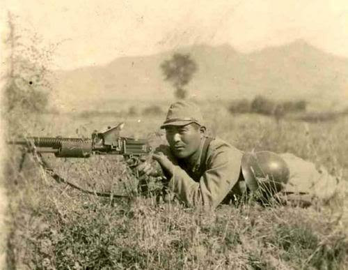 Nhiều tài liệu chưa được kiểm chứng cho biết, trong thời gian diễn ra kháng chiến chống Pháp, lực lượng Việt Minh cũng có sử dụng khẩu súng máy này trong biên chế nhưng với số lượng rất hạn chế vì cỡ đạn của nó quá dị. Nguồn ảnh: Pinterest.