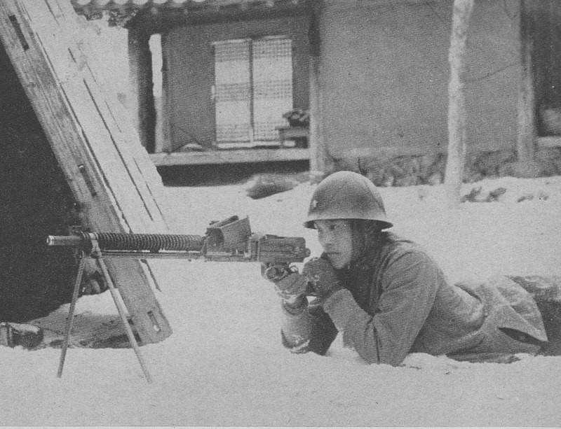 Nhận thấy tầm quan trọng và sức sát thương kinh hãi của súng máy, đặc biệt là các loại súng máy hạng nhẹ với độ cơ động cao, Quân đội Nhật Bản đã bắt tay vào nghiên cứu và phát triển ngay một mẫu súng máy hạng nhẹ để bổ sung cho bộ binh nước này. Nguồn ảnh: Pinterest.
