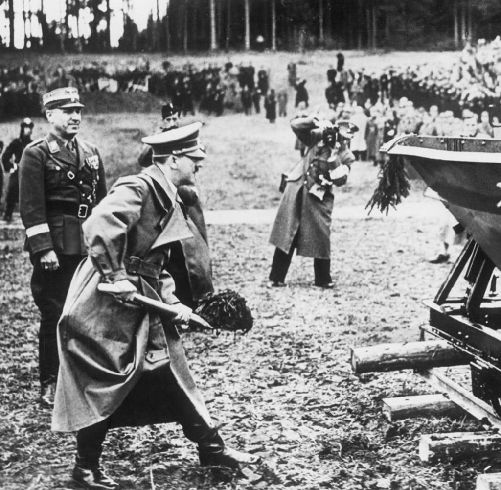 Ý tưởng về Autobahn không xuất phát từ Hitler: Đây lại là một quan niệm sai lầm phổ biến khác. Thực sự Hitler đã đánh cắp ý tưởng này từ một người tiền nhiệm, thị trưởng Konrad Adenauer. Konrad Adenauer đã bắt đầu dự án xây dựng con đường này trước khi Hitler lên nắm quyền, Hitler đã quyết định nói ý tưởng đó là của mình nhằm phô trương thêm tên tuổi của mình.