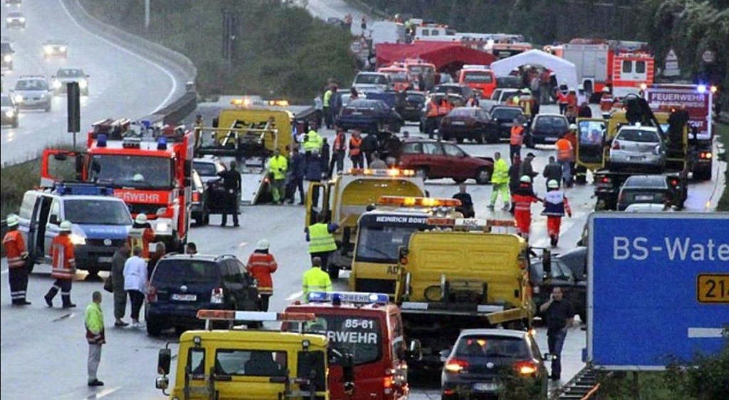 Từng xảy ra vụ tai nạn liên hoàn gần 300 xe: Vào năm 2009, đường cao tốc Autobahn được nhiều người biết đến hơn nhờ vụ tai nạn liên hoàn. Tổng cộng 259 chiếc xe đâm vào nhau trong vụ tai nạn liên hoàn này cùng với nhiều thương tích được báo cáo. Nguyên nhân của vụ va chạm này là do mưa lớn đã làm cho con đường trở nên trơn trượt. Quản lý cao tốc Autobahn đã tuyển dụng 340 nhân viên cứu hộ để dọn dẹp vụ tai nạn, chi phí ước tính cho những nhân viên này khoảng 1,5 triệu euro.