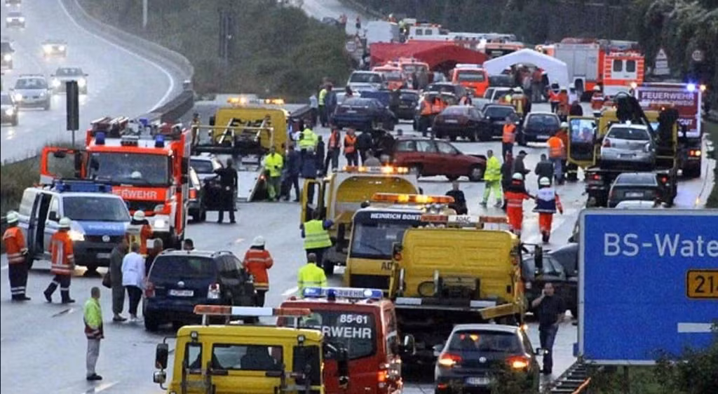 Từng xảy ra vụ tai nạn liên hoàn gần 300 xe: Vào năm 2009, đường cao tốc Autobahn được nhiều người biết đến hơn nhờ vụ tai nạn liên hoàn. Tổng cộng 259 chiếc xe đâm vào nhau trong vụ tai nạn liên hoàn này cùng với nhiều thương tích được báo cáo. Nguyên nhân của vụ va chạm này là do mưa lớn đã làm cho con đường trở nên trơn trượt. Quản lý cao tốc Autobahn đã tuyển dụng 340 nhân viên cứu hộ để dọn dẹp vụ tai nạn, chi phí ước tính cho những nhân viên này khoảng 1,5 triệu euro.