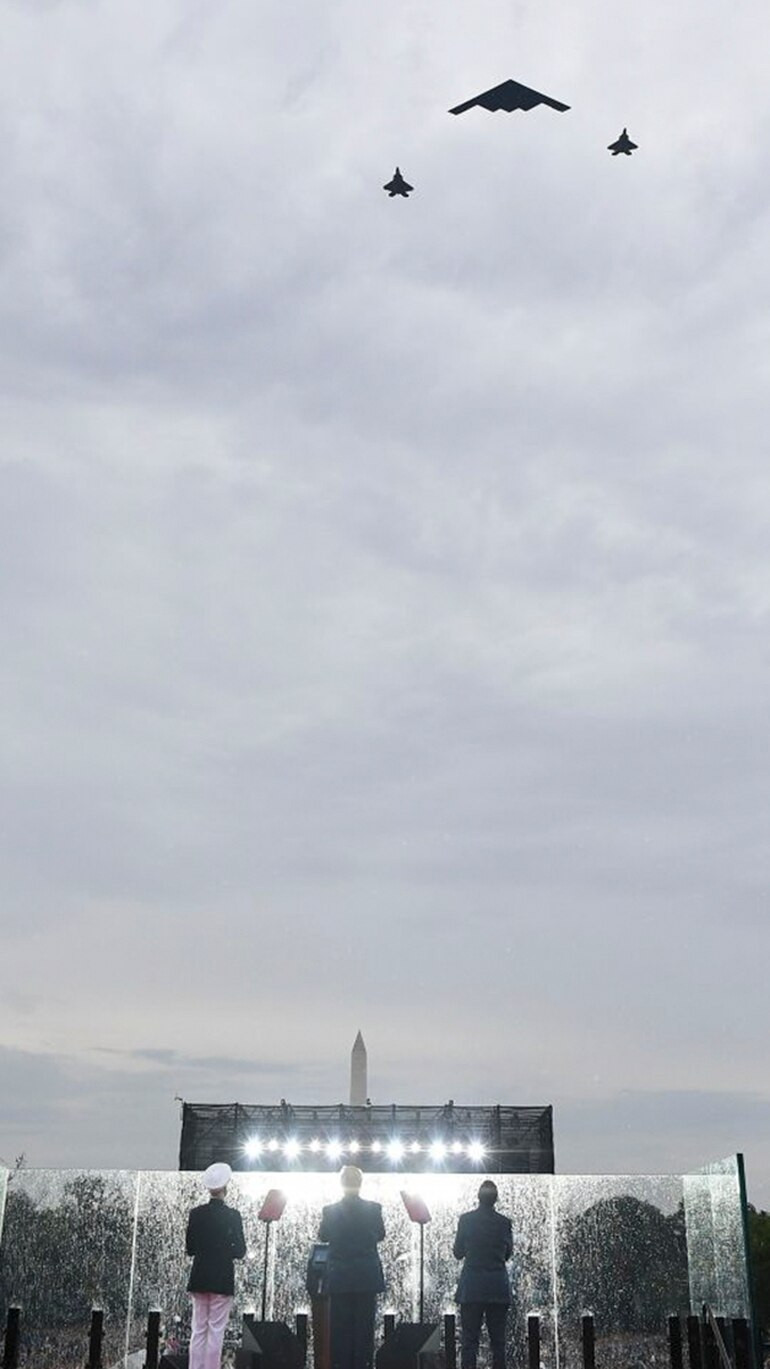 Trong đó chỉ riêng máy bay ném bom B-2 Spirit đã tốn tới 150.000 USD cho mỗi giờ vận hành. Quãng đường từ căn cứ sân bay quân sự ở Missouri - nơi các máy bay này cất cánh - tới Washington DC và quay về cũng tốn khoảng... 900.000 USD chi phí. Nguồn ảnh: BI.