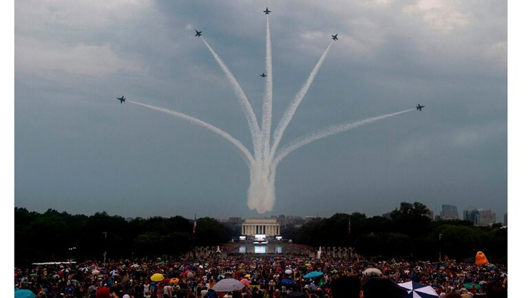 Truyền thông Mỹ khẳng định, cái giá 1,2 triệu USD để tổ chức cuộc diễu binh như hôm 4/7 vừa rồi là không thể. Chưa tính tới các công tác tổ chức và diễu binh ở dưới mặt đất, 1,2 triệu USD chắc chắn không đủ để "đổ xăng" cho dàn máy bay Mỹ mang ra biểu diễn vào ngày hôm đó. Nguồn ảnh: BI.