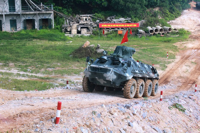 Xe bọc thép thực hành vượt dốc.