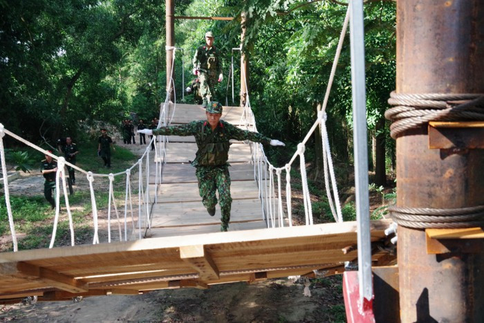 Chiến sĩ công binh xung kích vượt cầu treo.