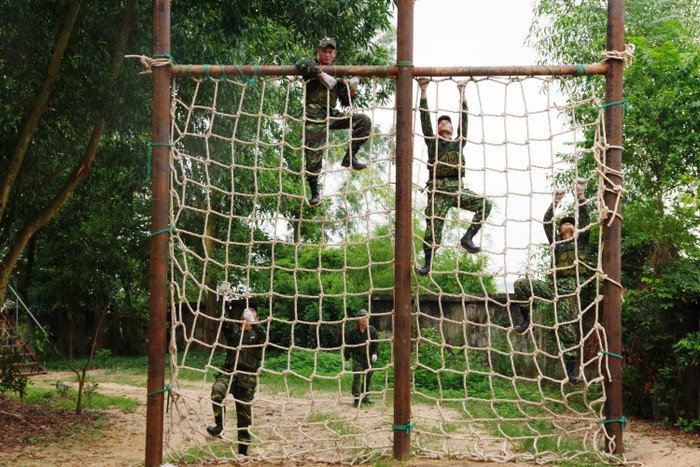 Chiến sĩ công binh xung kích vượt tường lưới.